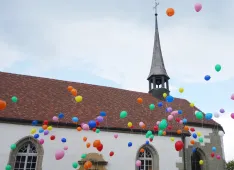 Gottesdienst mit Ballonen (Foto: No&eacute;mie Roh)