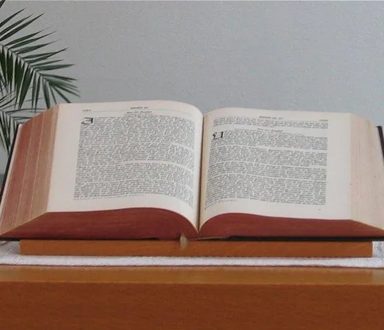 Bibel in der Kirche (Foto: Werner N&auml;f)